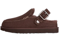 UGG Goldenstar Evelina Clog Burnt Cedar, zijaanzicht met bruine suède, contrasterende stiksels en gesp