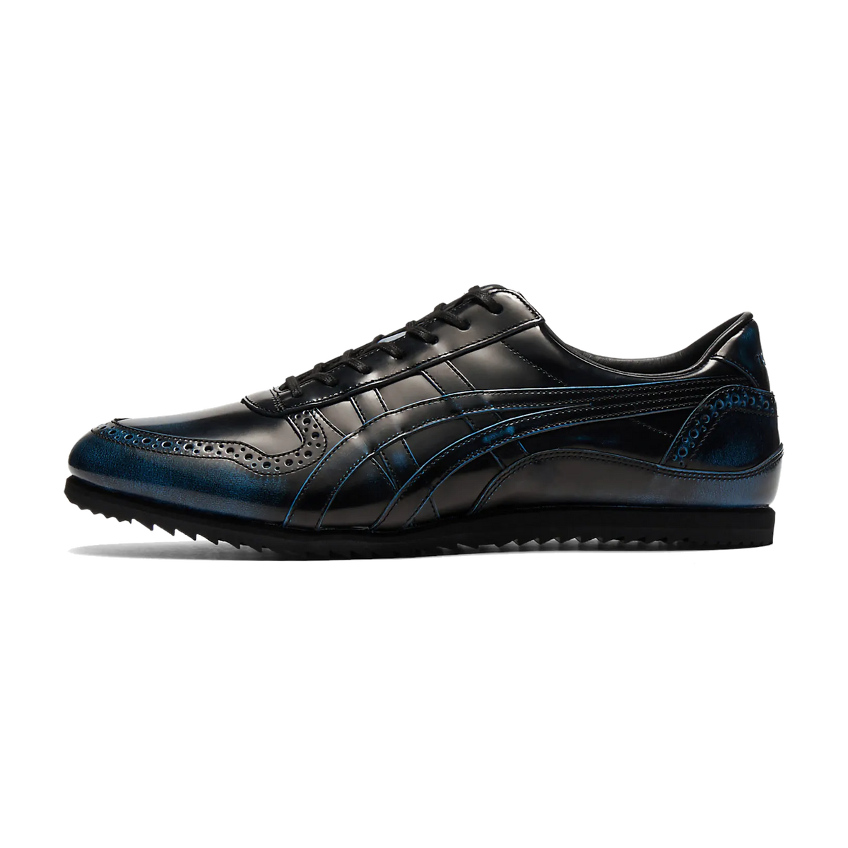 Onitsuka Tiger Ultimate Trainer Black Tuna Blue, zijaanzicht met zwart leer, blauwe accenten en gerimpelde zool