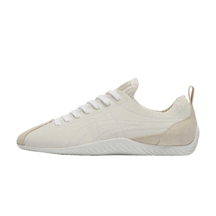 Onitsuka Tiger SCLAW Cream White, zijaanzicht met crème lederen bovenstuk, suède details en witte zool