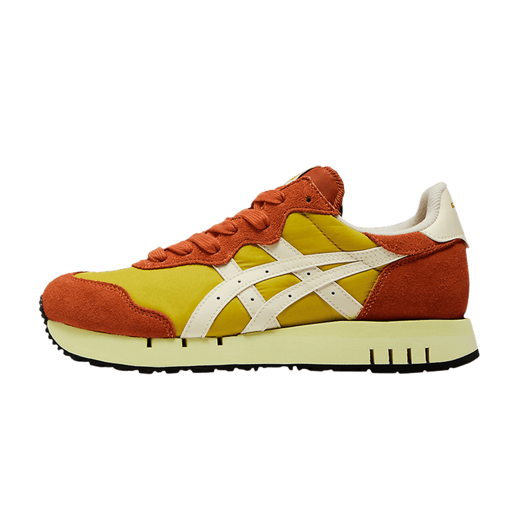 Onitsuka Tiger X-Caliber Mustard Ivory zijaanzicht, geel en rood-bruin suède met witte strepen en crèmekleurige zool