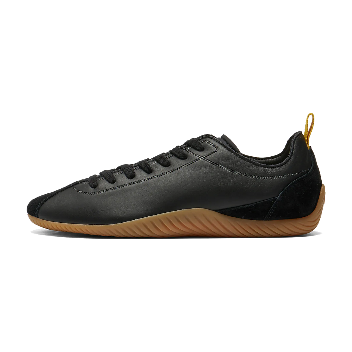 Onitsuka Tiger Wrestlia Black Gum, zijaanzicht met zwart leren bovenwerk en gum rubber zool