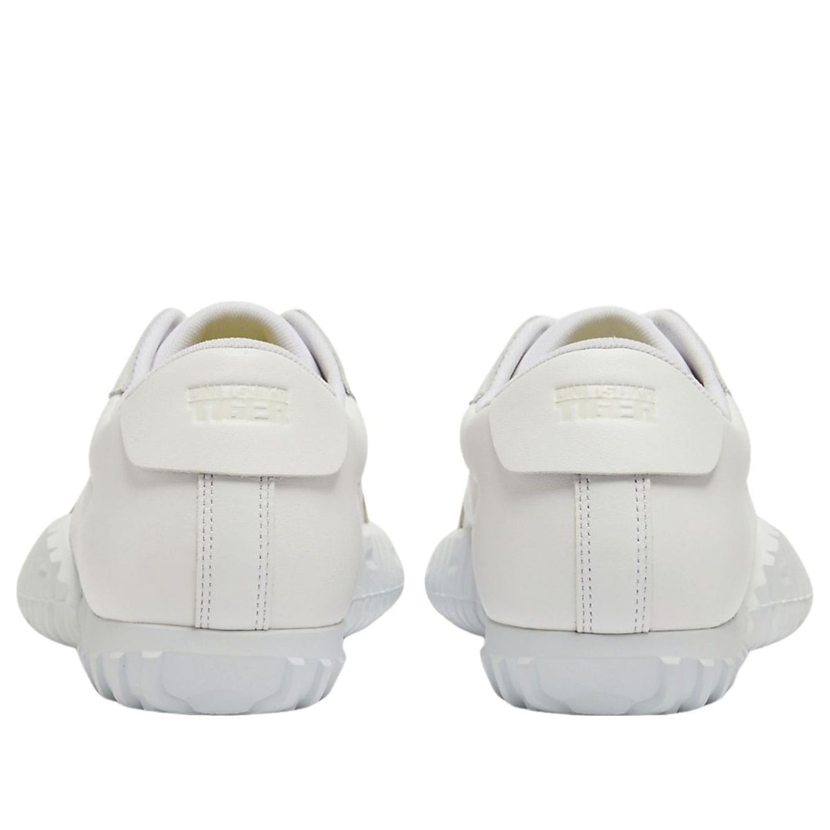 Onitsuka Tiger Duck Tiger TR Triple White, achteraanzicht beide schoenen met witte hiel en debossed logo