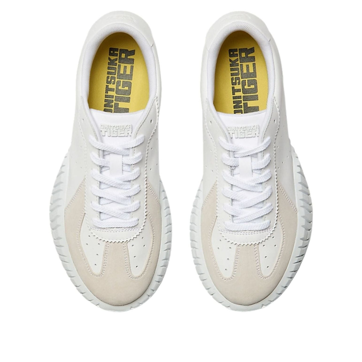 Onitsuka Tiger Duck Tiger TR Triple White, bovenaanzicht met geel voetbed, witte veters en merknaam zichtbaar