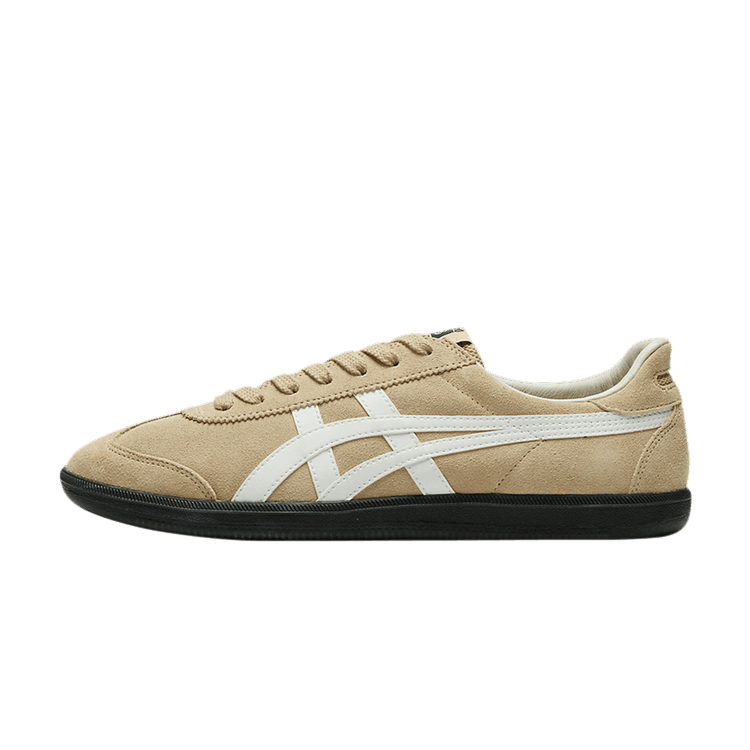 Onitsuka Tiger Tokuten Wood Crepe White, zijaanzicht van beige suède sneaker met witte strepen en zwarte rubberzool