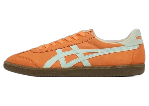 Onitsuka Tiger Tokuten Sun Peach Pale Blue zijaanzicht, oranje suède met mint-gekleurde X-stiksels en bruine zool