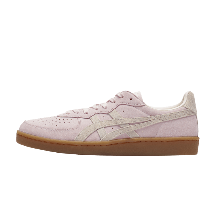 Onitsuka Tiger GSM zijaanzicht met roze suède upper, crème zijstrepen en bruine gumzool
