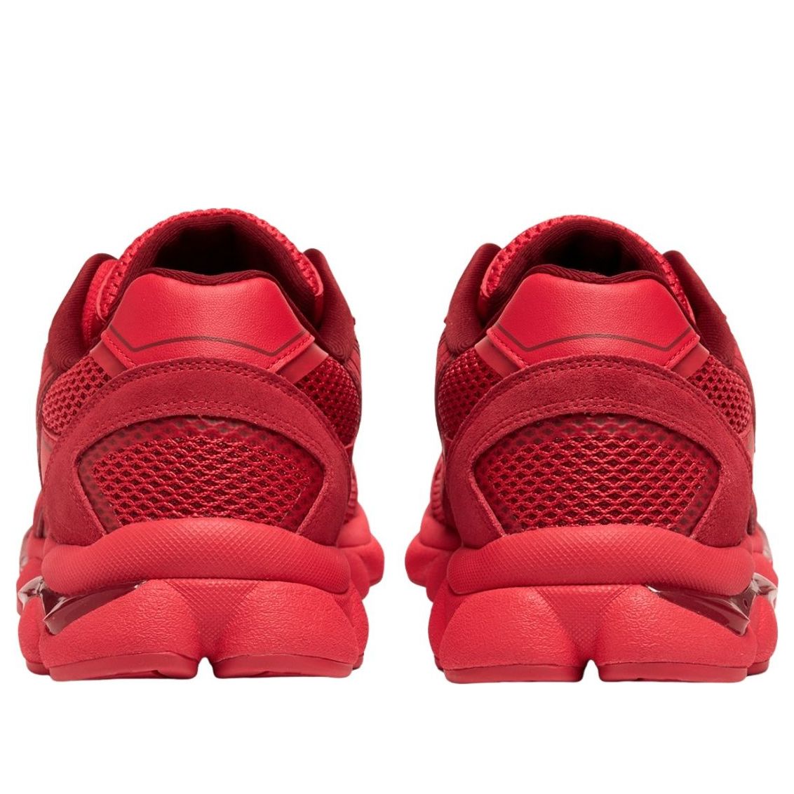 Onitsuka Tiger Tigrun Classic Red, achteraanzicht toont mesh details en flapjes op hiel