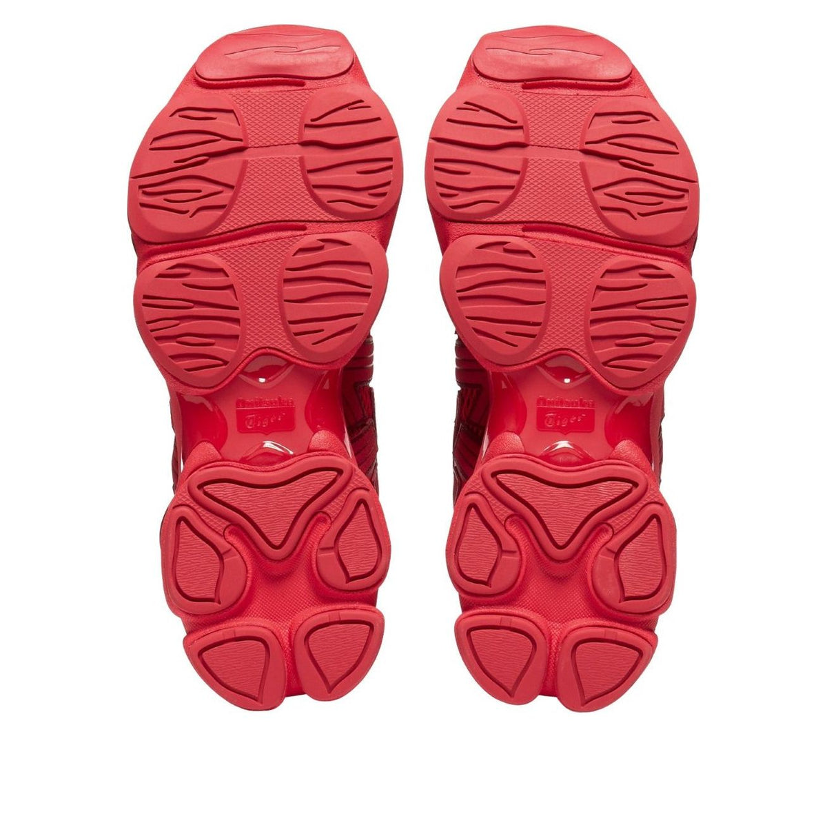 Onitsuka Tiger Tigrun Classic Red, zoolprofiel toont gestructureerde rubberzool met diepe groeven