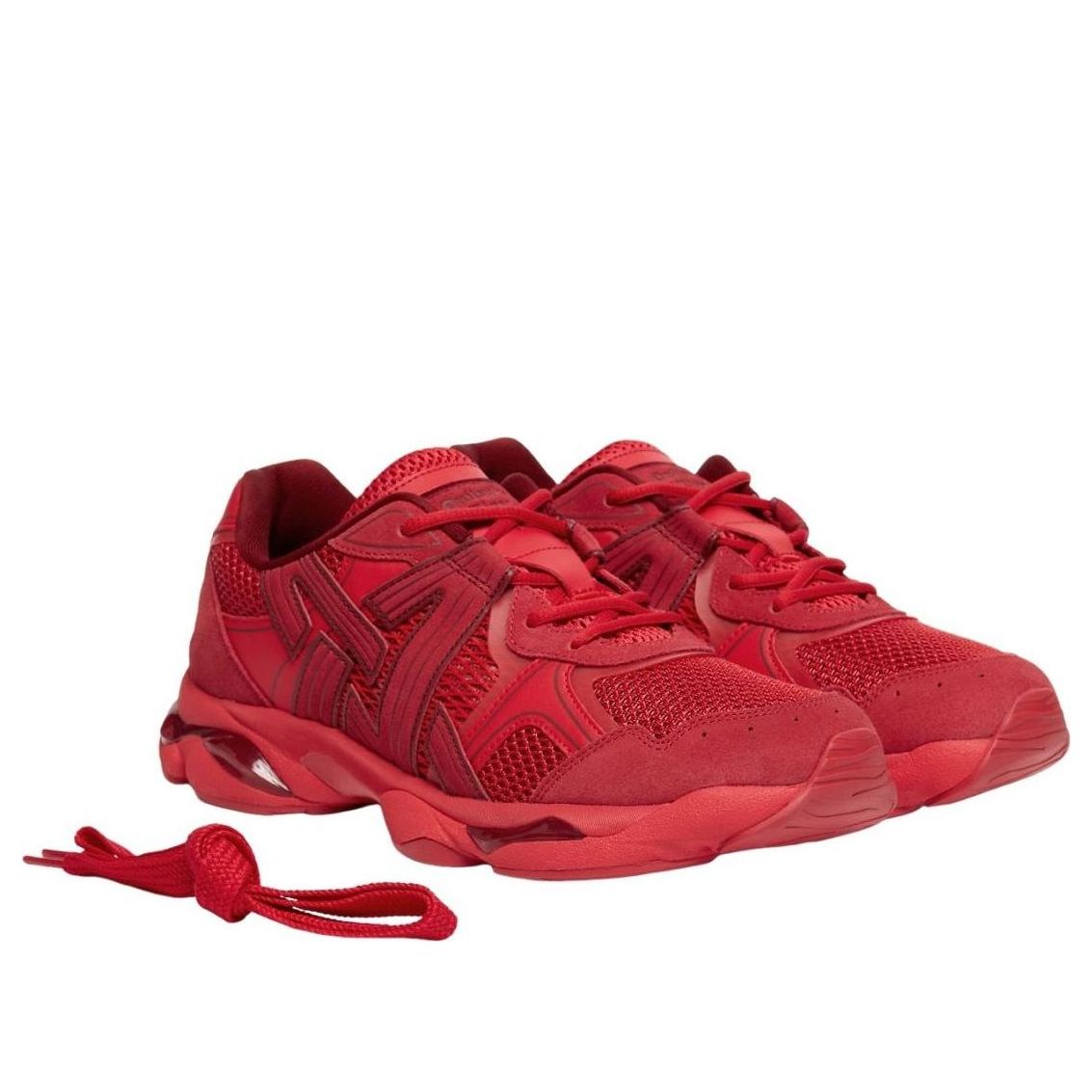 Onitsuka Tiger Tigrun Classic Red, driekwart aanzicht van paar sneakers met rode veters ernaast