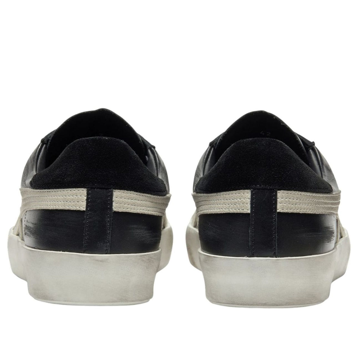 Onitsuka Tiger Fabre Low Italian Made Black White, achteraanzicht met zwart velourstof en beige streepdetails