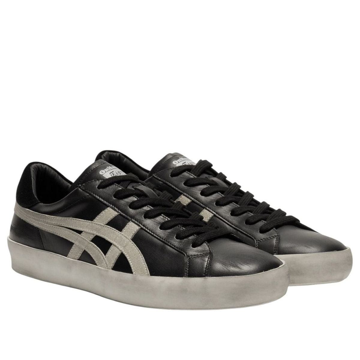Onitsuka Tiger Fabre Low Italian Made Black White, paar samen vooraanzicht met dikke witte platformzool en strepen