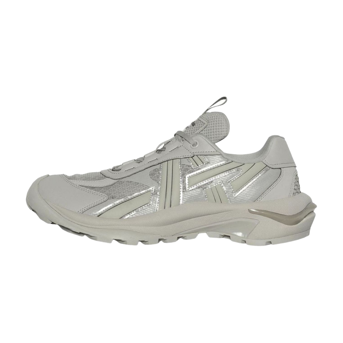 Onitsuka Tiger Tigtrail Oyster Grey, zijaanzicht met mesh en leer in grijstinten, brede zool