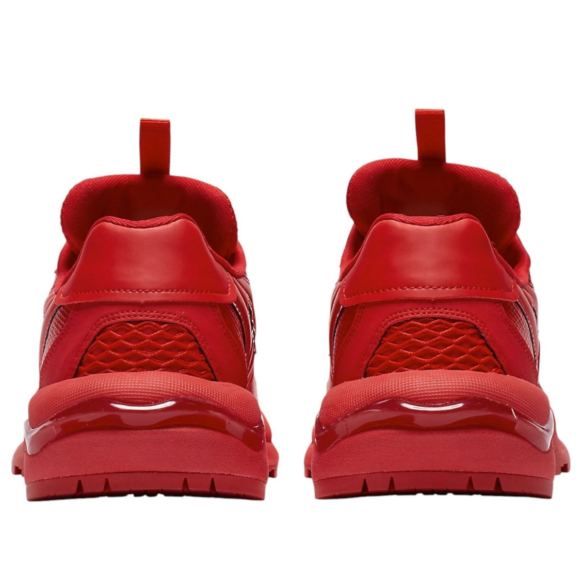 Onitsuka Tiger Tigtrail Classic Red achteraanzicht paar, hakzone met netpatroon en uitnodigende ingang zichtbaar