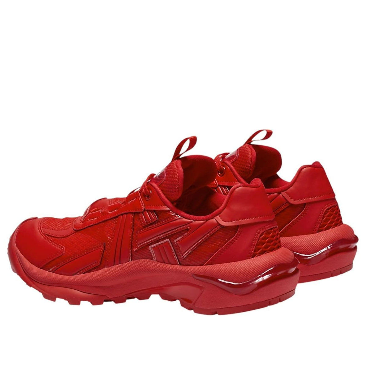 Onitsuka Tiger Tigtrail Classic Red achteraanzicht toont gesloten hakzone, opgelichte zoolstructuur en pull-tab details