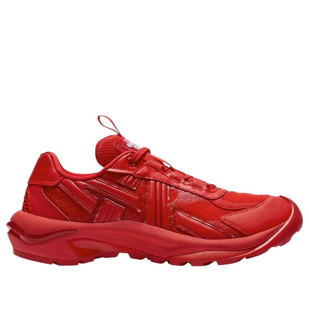 Onitsuka Tiger Tigtrail Classic Red driekwart aanzicht toont rode vetersluiting, grafische panelontwerpen en uitgebreide zool