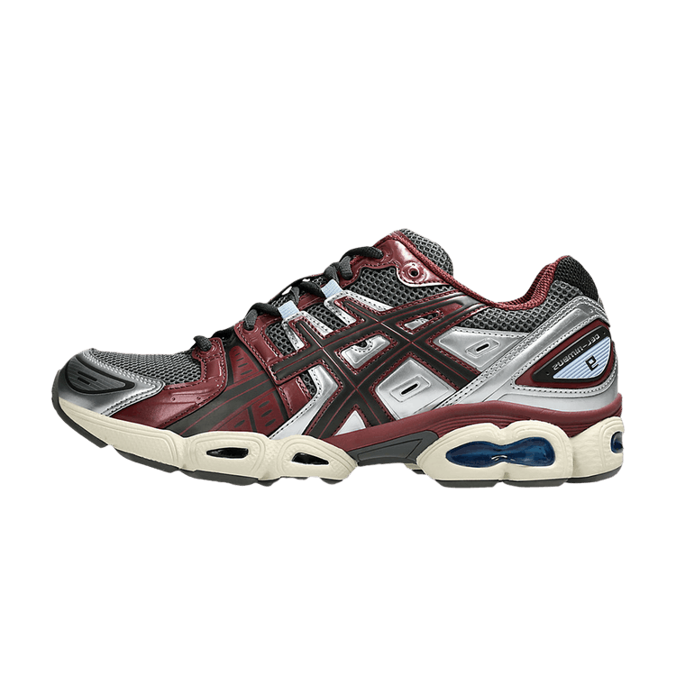 ASICS Gel-Nimbus 9 Truffle Grey Dark Cherry zijaanzicht, rood-zwart-wit kleurvlak met crèmekleurige Gel-zool