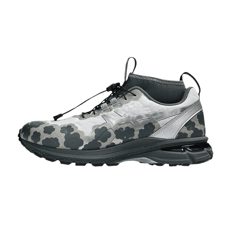 ASICS Gel-Terrain MT Cecilie Bahnsen Pure Silver, zijaanzicht met wit-zwarte bloemenprint, zilveren accenten en zwarte zool