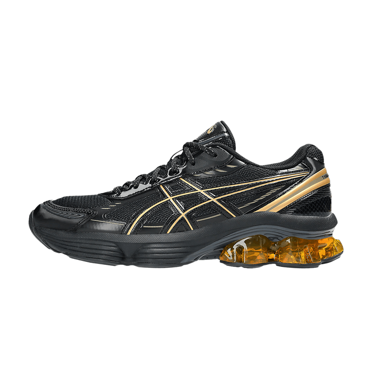 ASICS Gel-Kinetic Fluent Black Gold, zijaanzicht met zwart mesh, goudkleurige striping en geel-doorzichtige zool