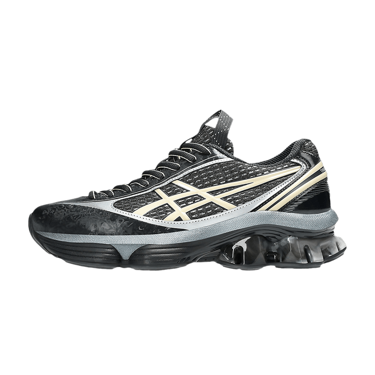 ASICS US6-S Gel-Kinetic Fluent Kiko Kostadinov Black Vanilla, zijaanzicht met zwart mesh en grijsblauwe zool