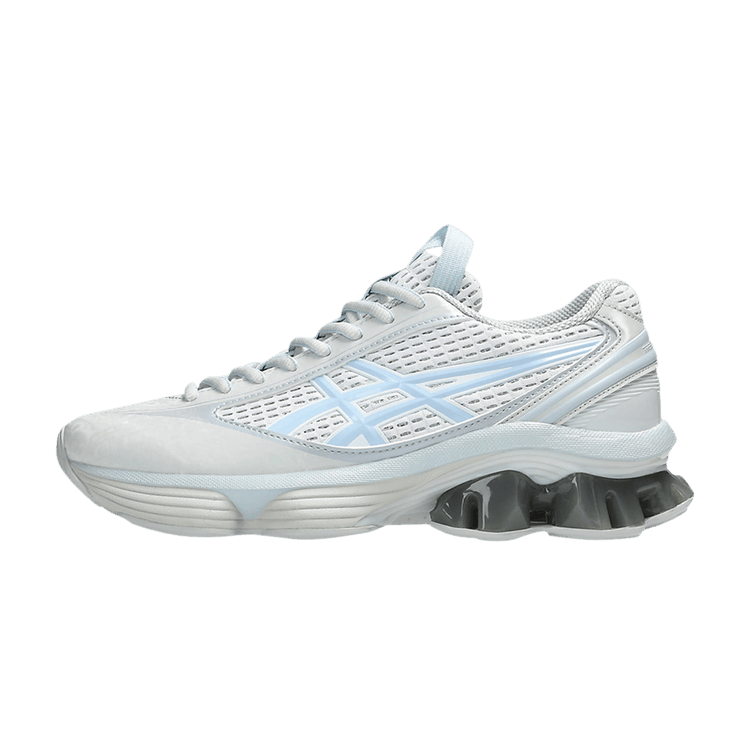 ASICS US6-S Gel-Kinetic Fluent Kiko Kostadinov Glacier Grey, zijaanzicht met wit mesh en lichtblauw accent