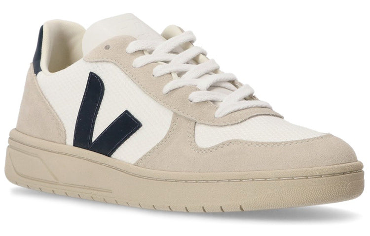 Veja V-10 B-Mesh White Nautico driekwart aanzicht, beige suède en wit mesh met witte veters