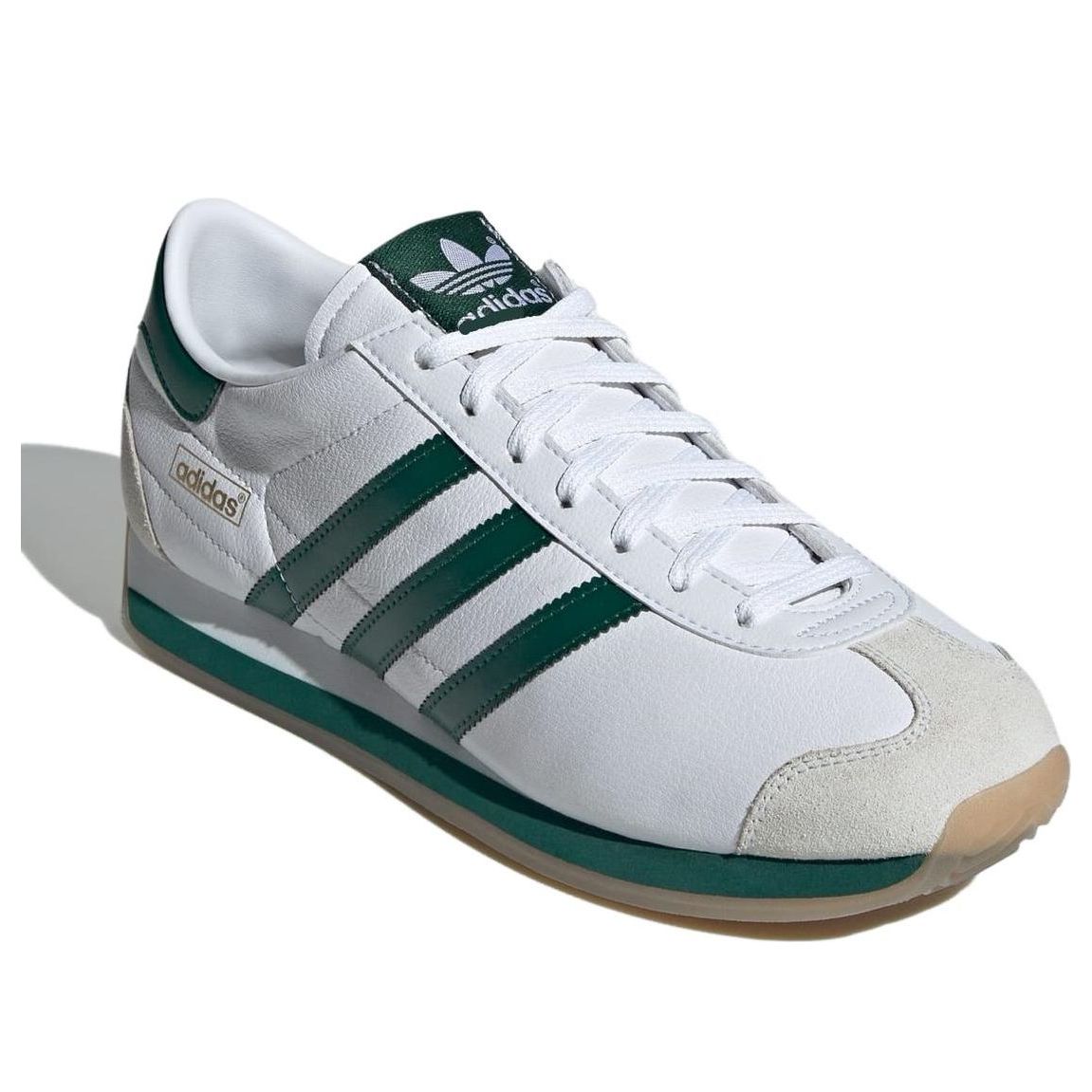 adidas Country Japan 'White Collegiate Green', driekwart aanzicht met witte schoen en donkergroene streepdetails