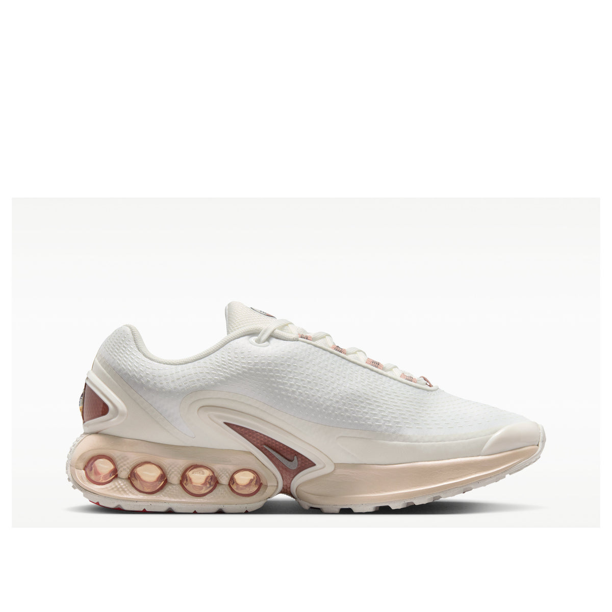 Nike Air Max Dn Tech Summit White Particle Pink, zijaanzicht sneaker met cream-witte bekleding en ronde Air-pods