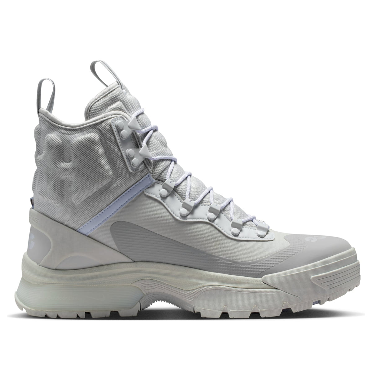 Nike ACG Air Zoom Gaiadome Gore-Tex Grey Fog Pure Platinum, driekwart aanzicht toont veters en oranje logo