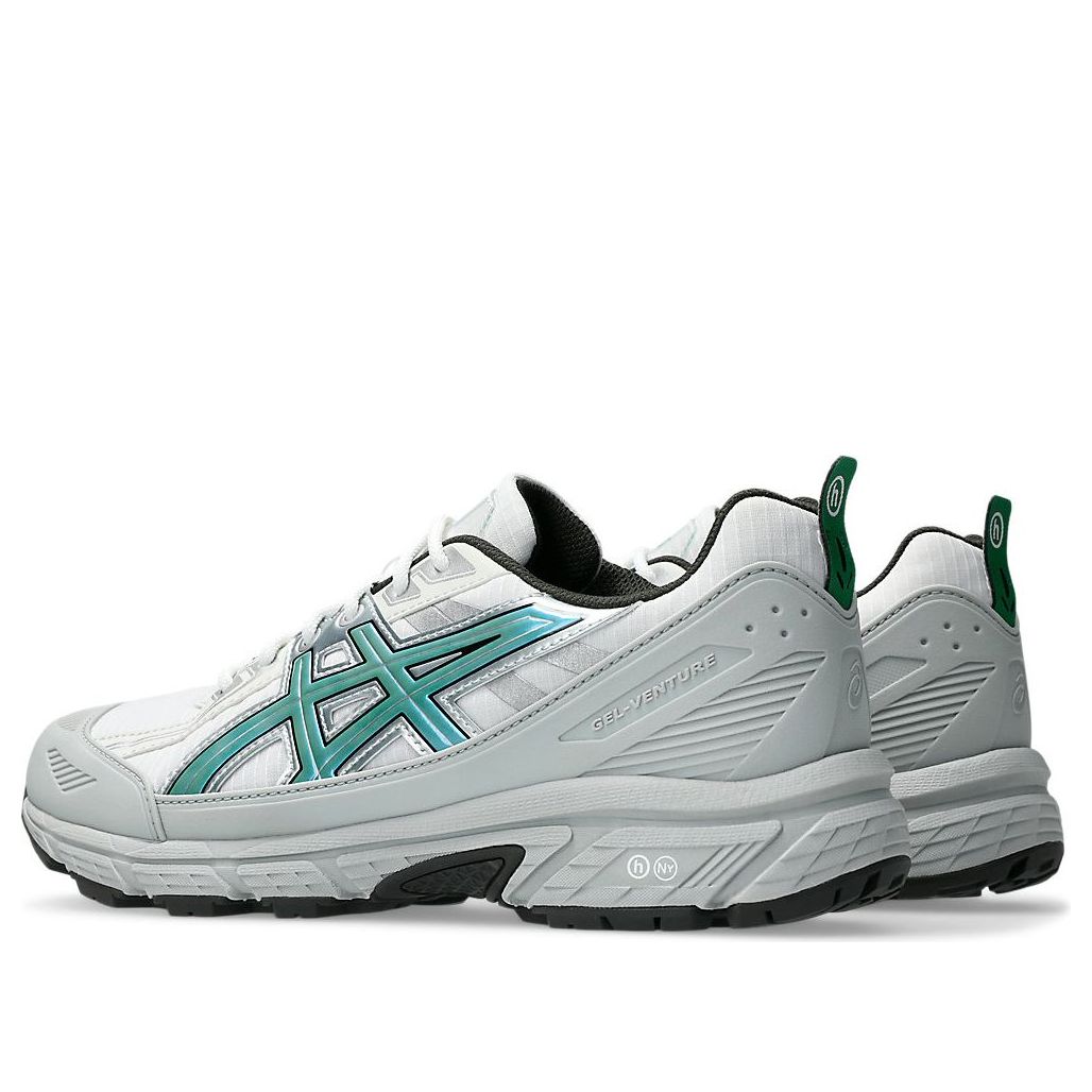 Hidden NY x ASICS Gel Venture 6 Shield 'White Wasabi' achteraanzicht met groene pulltab en structuur zool