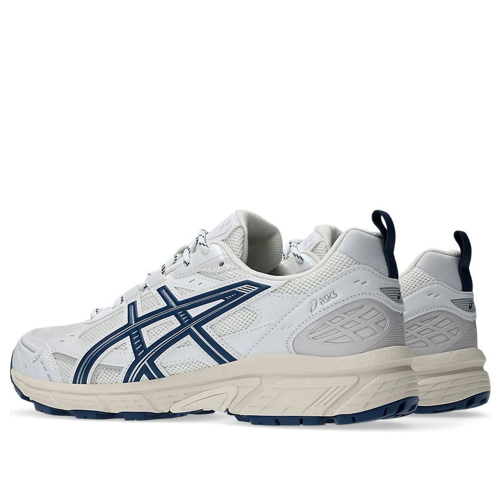 ASICS Gel-Nunobiki White Independence Blue, achteraanzicht toont donkerblauwe haklabel en donkerblauwe zoolrand