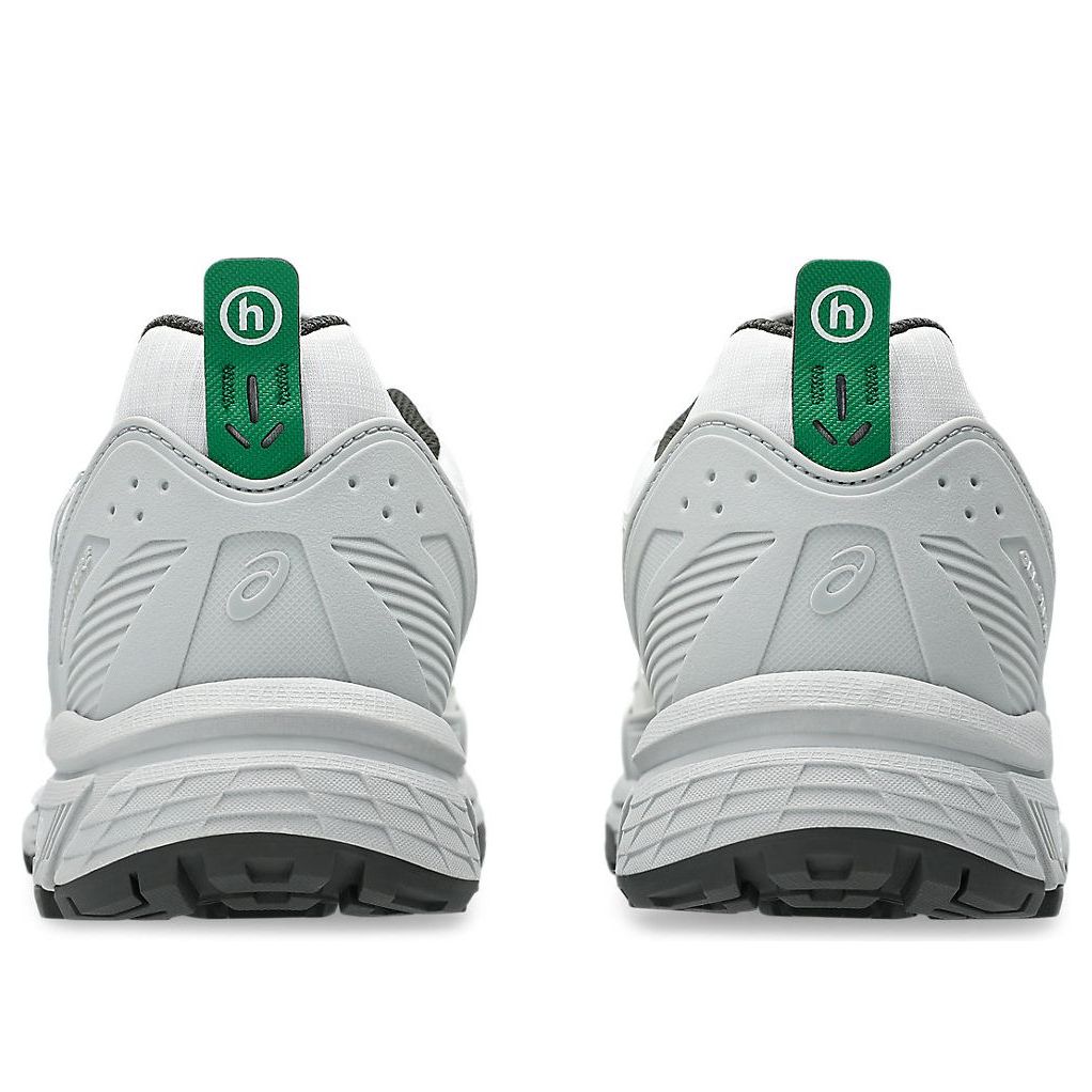 Hidden NY x ASICS Gel Venture 6 Shield 'White Wasabi' achteraanzicht beide schoenen met groen merklabel en zool
