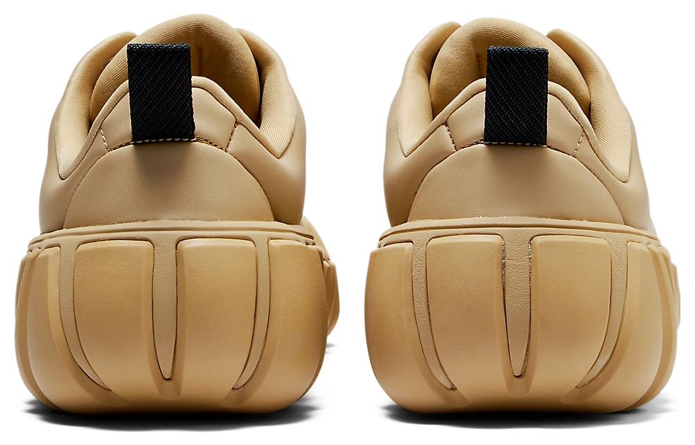Onitsuka Tiger Dentigre Puff Desert Camp achteraanzicht paar, geribbelde zoolstructuur zichtbaar
