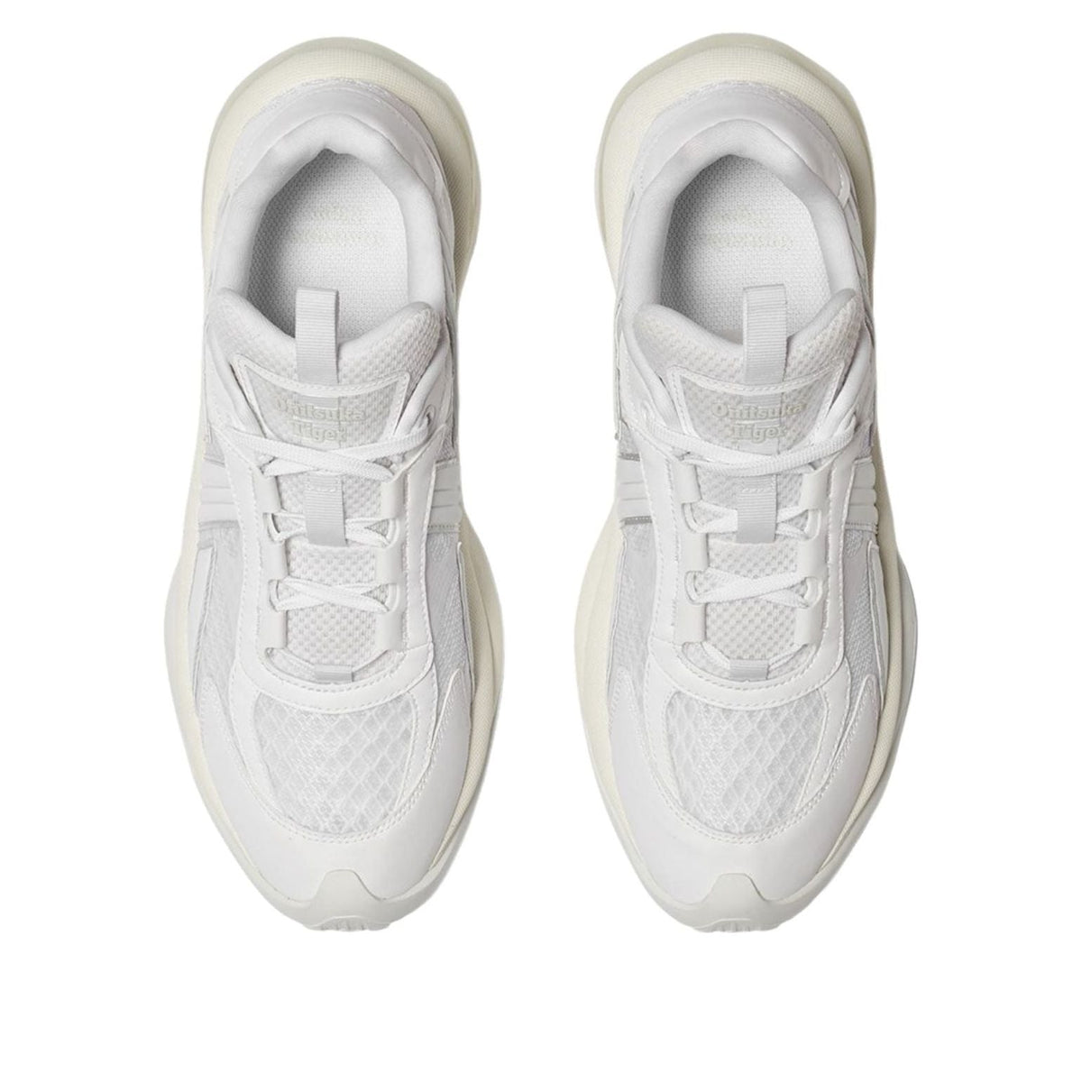 Onitsuka Tiger Tigtrail White, bovenaanzicht beide schoenen met mesh panelen en witte veters