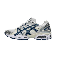 Asics Gel-Nimbus 9 White Light Indigo zijaanzicht, wit mesh met donkerblauwe crossover-stiksels en witte zool, geel accent