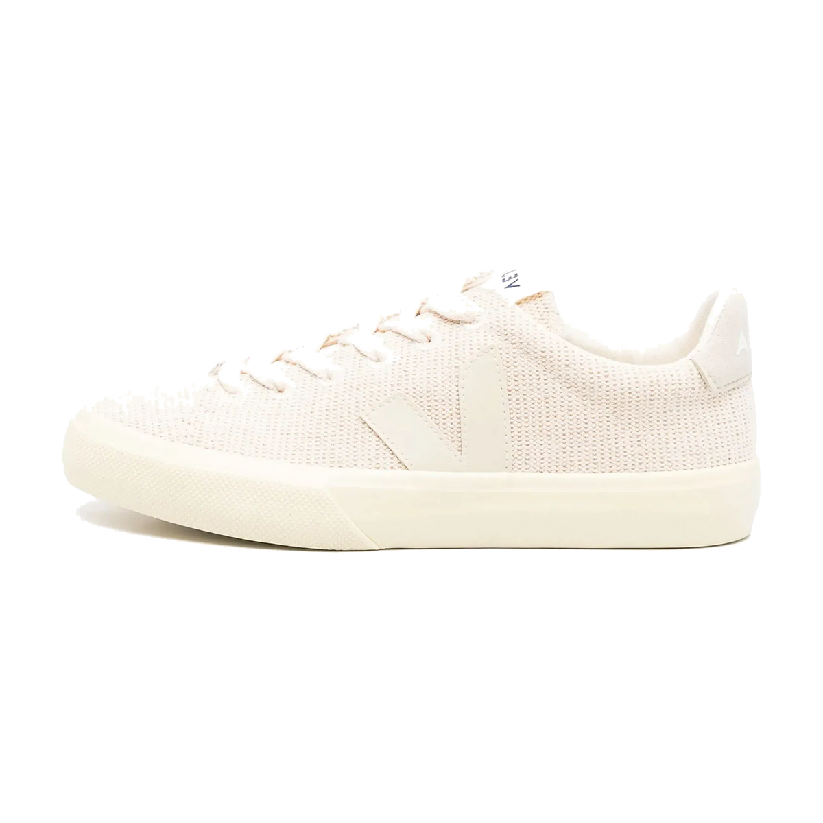 Veja Campo J-Mesh Jute Pierre, zijaanzicht met mesh bovenwerk in crème en subtiel logo, witte zool