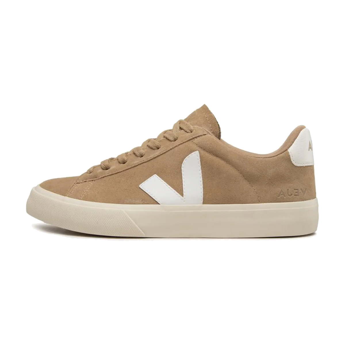 Veja Campo Dune White, zijaanzicht met beige suède, wit V-logo en cremekleurige zool