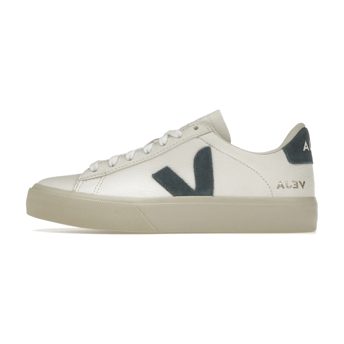 Veja Campo Chromefree Leather White California, zijaanzicht met wit leer, donkergroen V-logo en beige zool