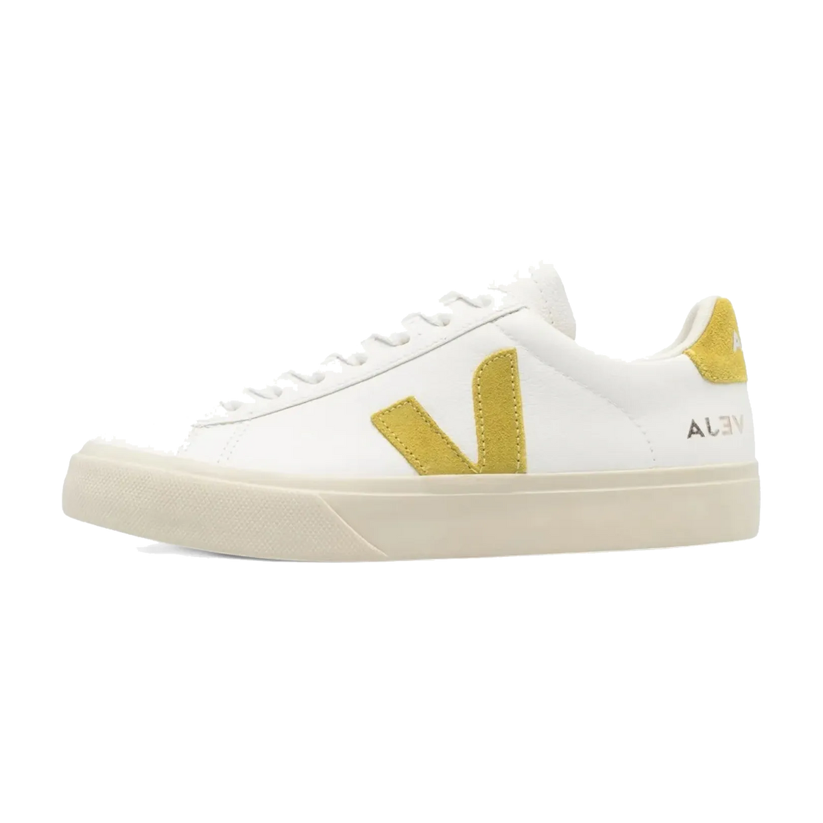Veja Campo Leather White Liquor zijaanzicht met wit leer, geel V-logo en crèmekleurige zool