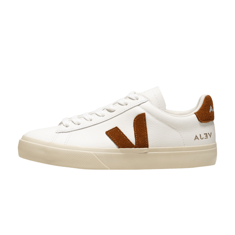 Veja Campo Chromefree White Cognac, zijaanzicht met witte leren bovenkant, bruine suède V-logo en roomkleurige zool