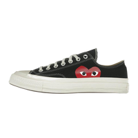 Converse Chuck Taylor All Star 70 Ox Comme des Garcons PLAY Black, zijaanzicht met zwart canvas, wit rubber en rood hartlogo