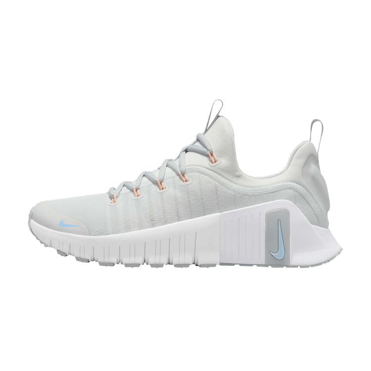 Nike Free Metcon 6 Photon Dust Light Smoke Grey Summit White Metallic Silver, zijaanzicht met lichtgrijze textiel bovenwerk