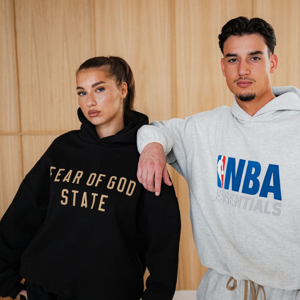 Fear of God Essentials FW24 Black Yellow State Hoodie, zwarte hoodie met goudkleurig logo
