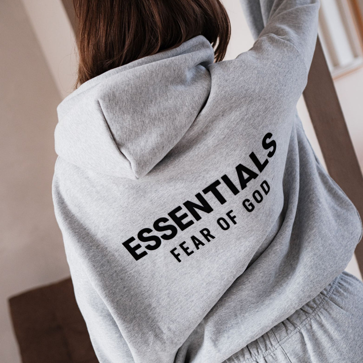 Fear of God Essentials FW24 Light Heather Full set, achteraanzicht hoodie met geborduurd ESSENTIALS FEAR OF GOD tekst
