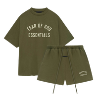 Fear of God Essentials FW24 Military Summer Set, productfoto met olijfgroen T-shirt en shorts met logo's