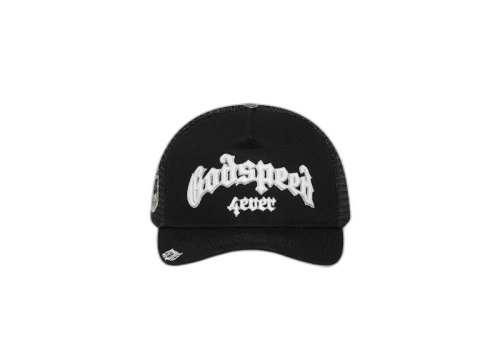 Godspeed GS Forever Trucker Hat OG, vooraanzicht met wit geborduurd logo op zwarte pet