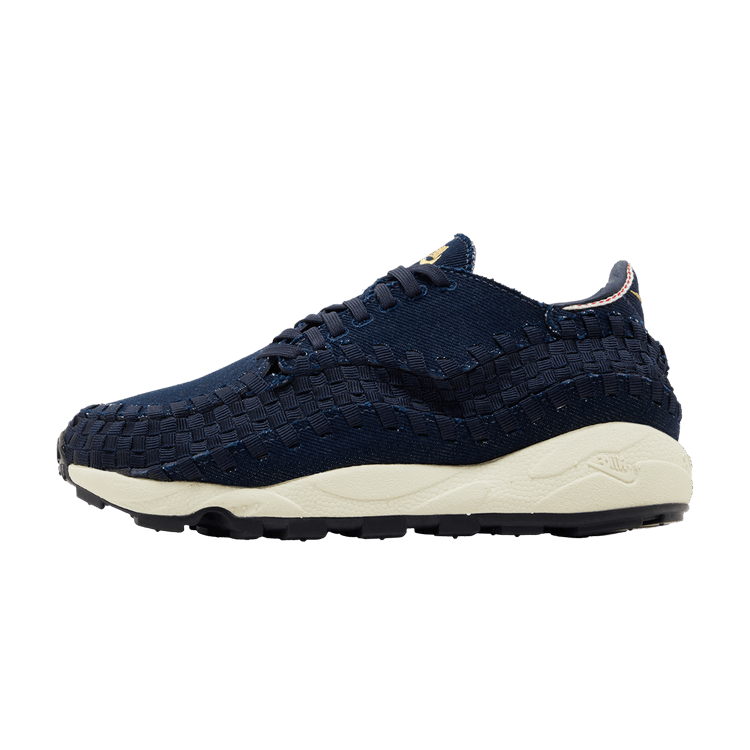 Nike Air Footscape Woven Raw Denim Obsidian zijaanzicht met geweven donkerblauwe upper en creme zool