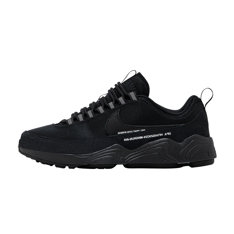 Nike Air Zoom Spiridon Fragment Design Black, zijaanzicht met mesh bovenwerk, zwarte zool en tekstdetail op de zijkant