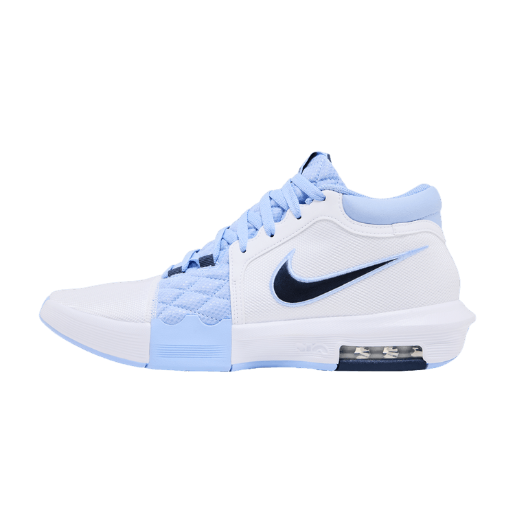 Nike LeBron Witness 8 UNC zijaanzicht met wit mesh, lichtblauw AccentRib en zwart Swoosh-logo