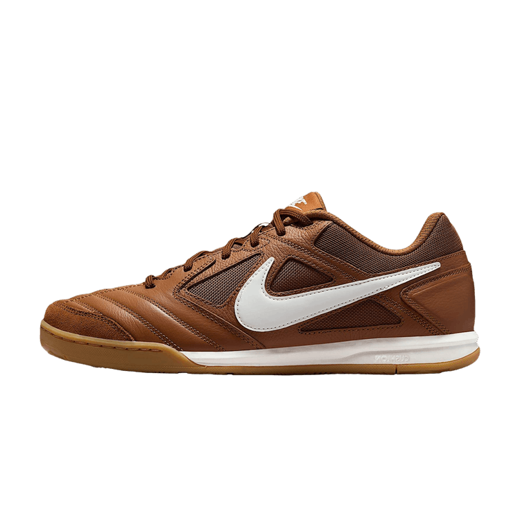 Nike Gato Light British Tan Archaeo Brown, zijaanzicht van bruine sneaker met wit swoosh logo en gestepte bovenkant