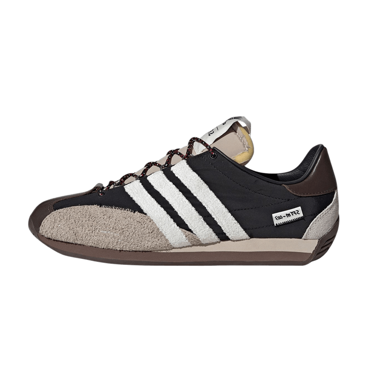 adidas Country OG Low Song for the Mute Black, zijaanzicht met zwarte nylon voorkant, beige suède voorpaneel en witte strepen